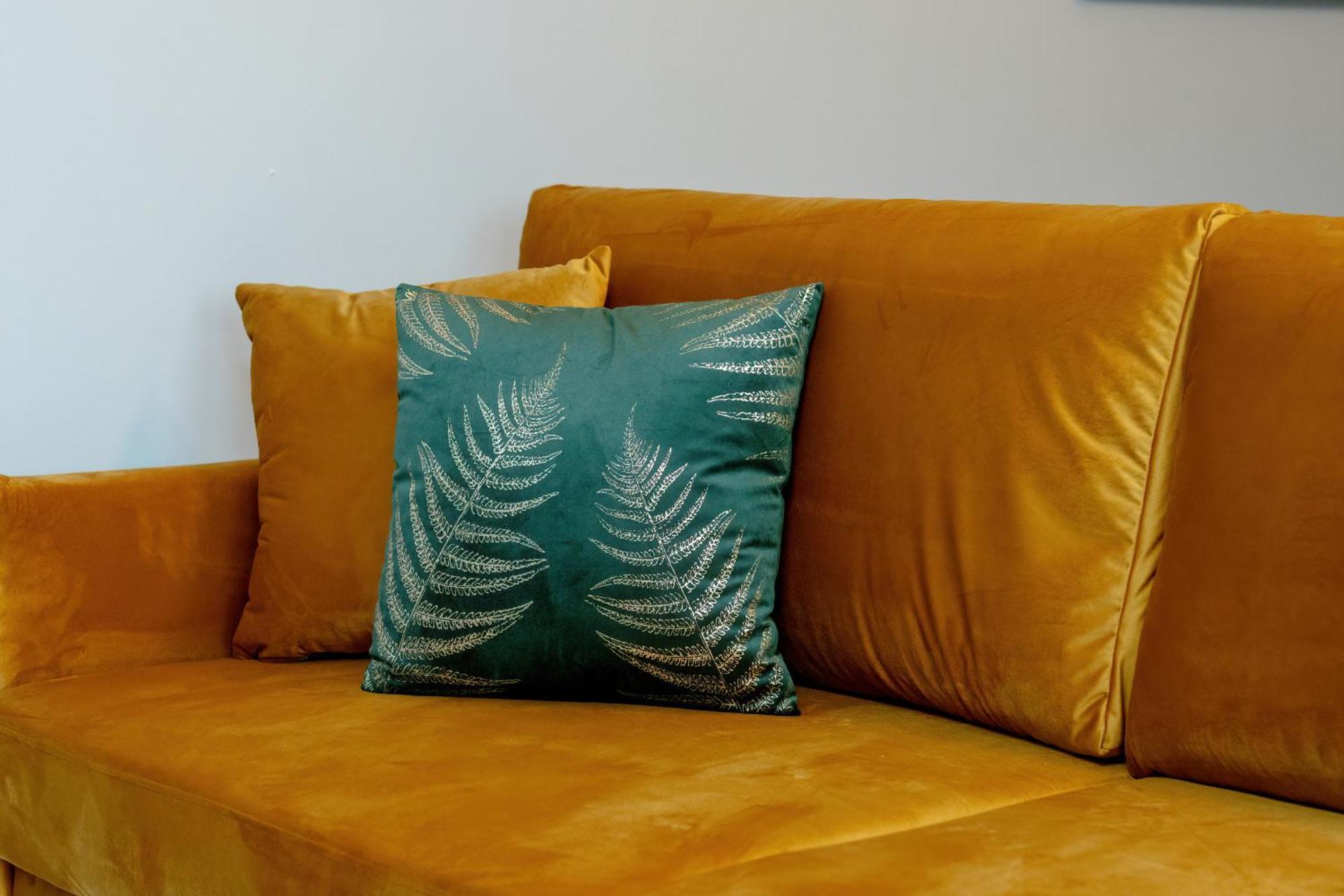 Beautiful With Balcony & Free Garage By Renters Apartment