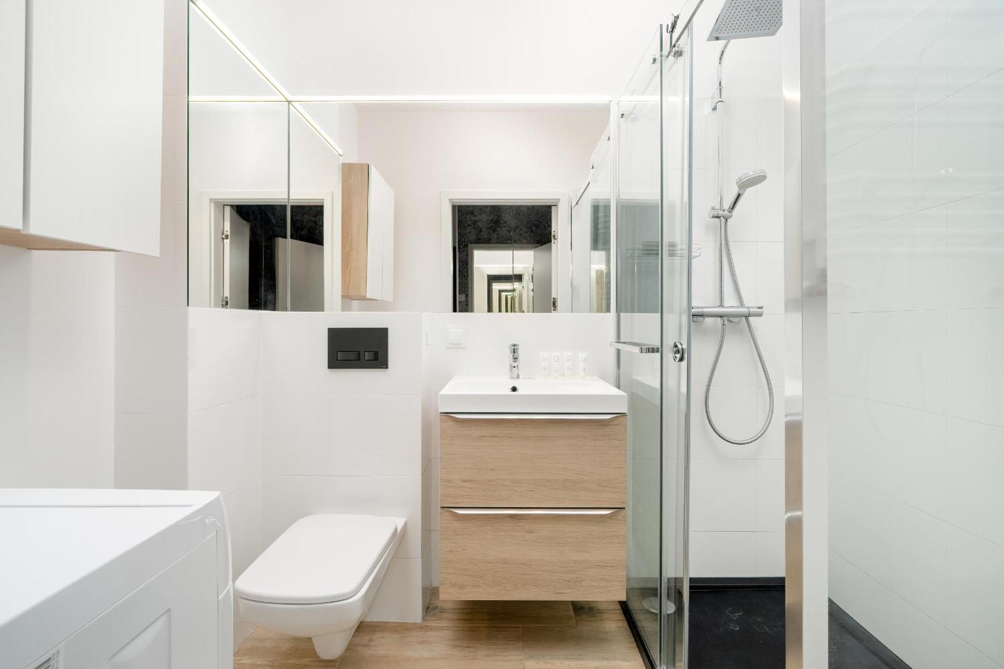 Beautiful With Balcony & Free Garage By Renters