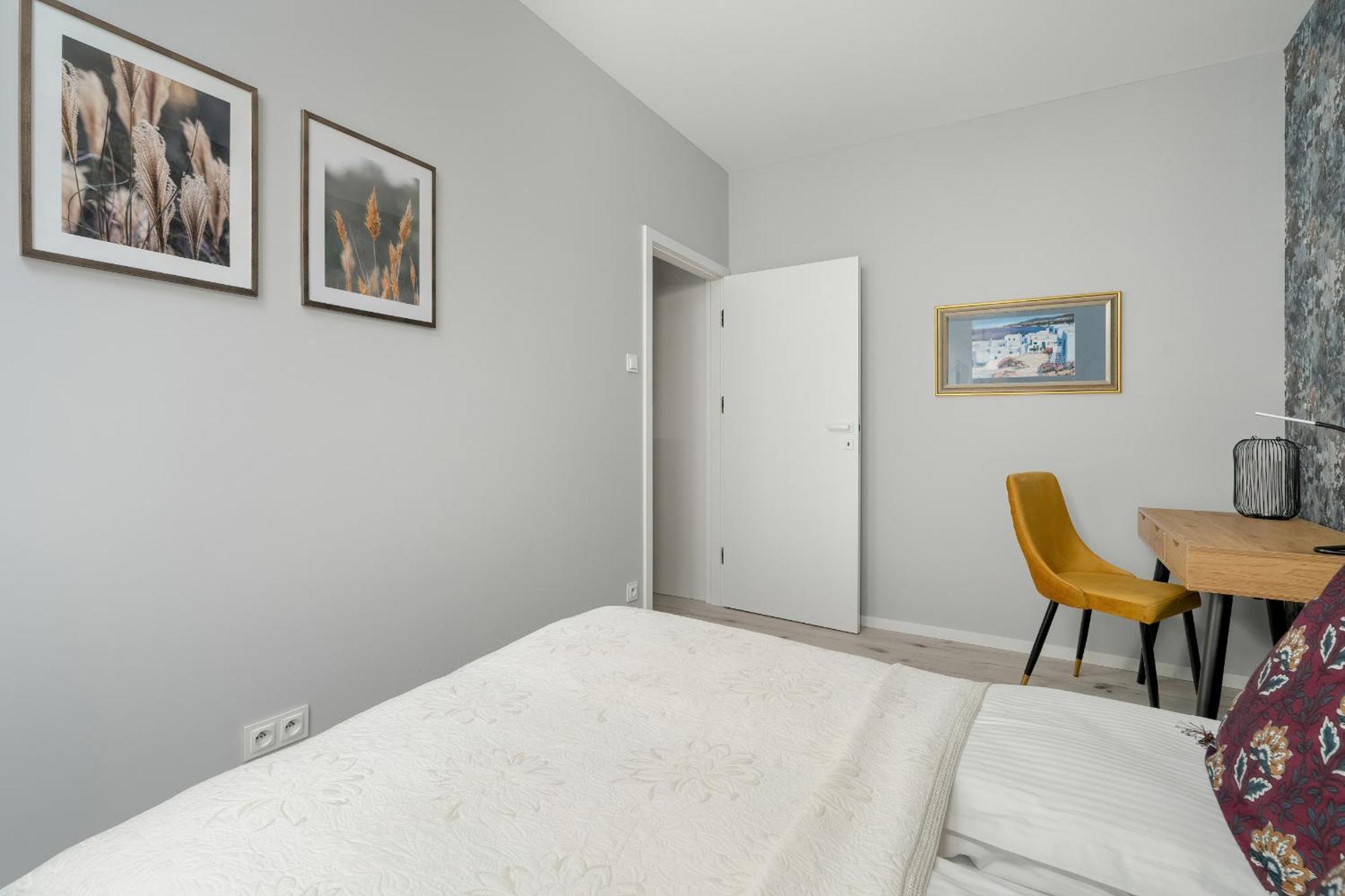 Beautiful With Balcony & Free Garage By Renters *