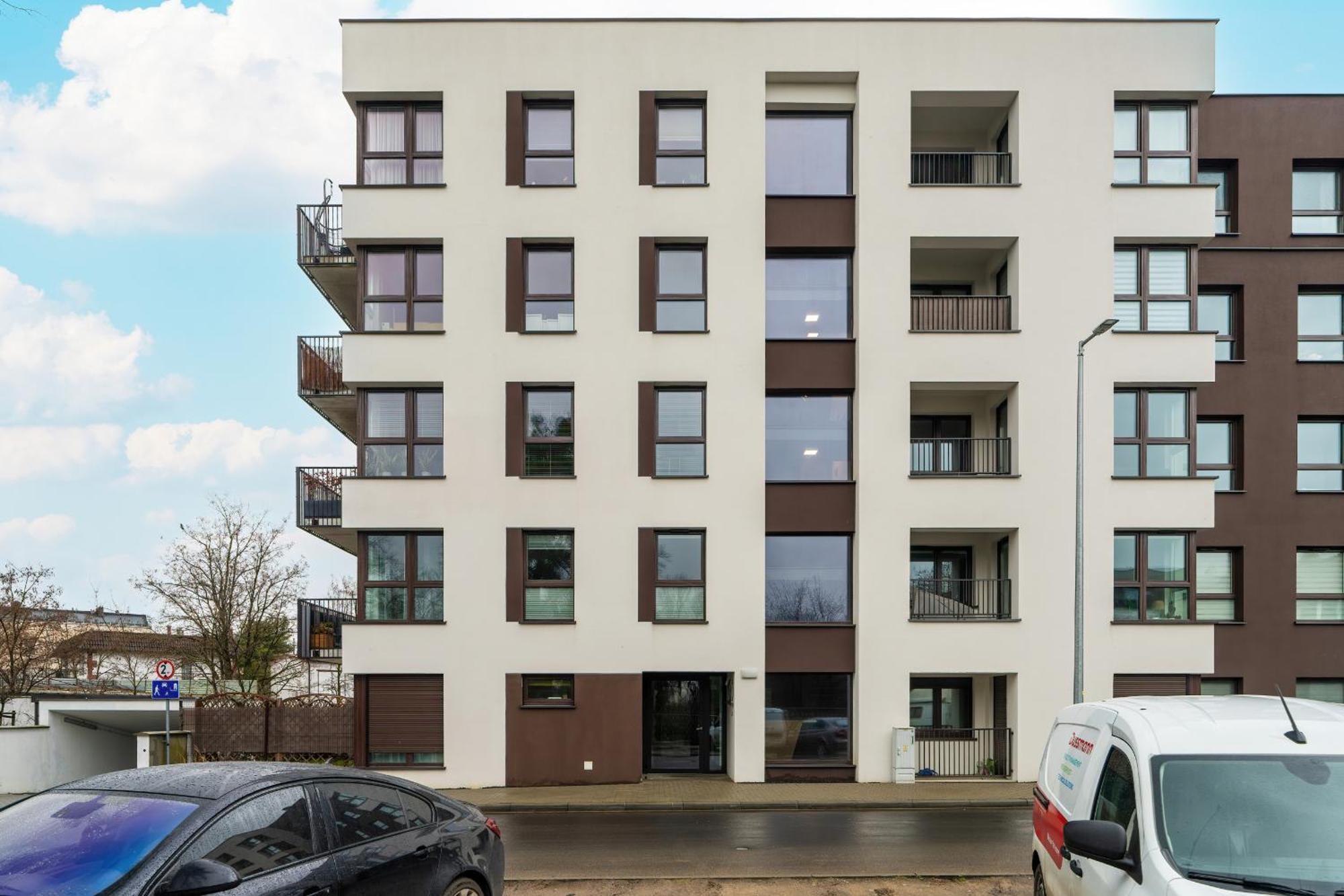 Apartment Beautiful With Balcony & Free Garage By Renters