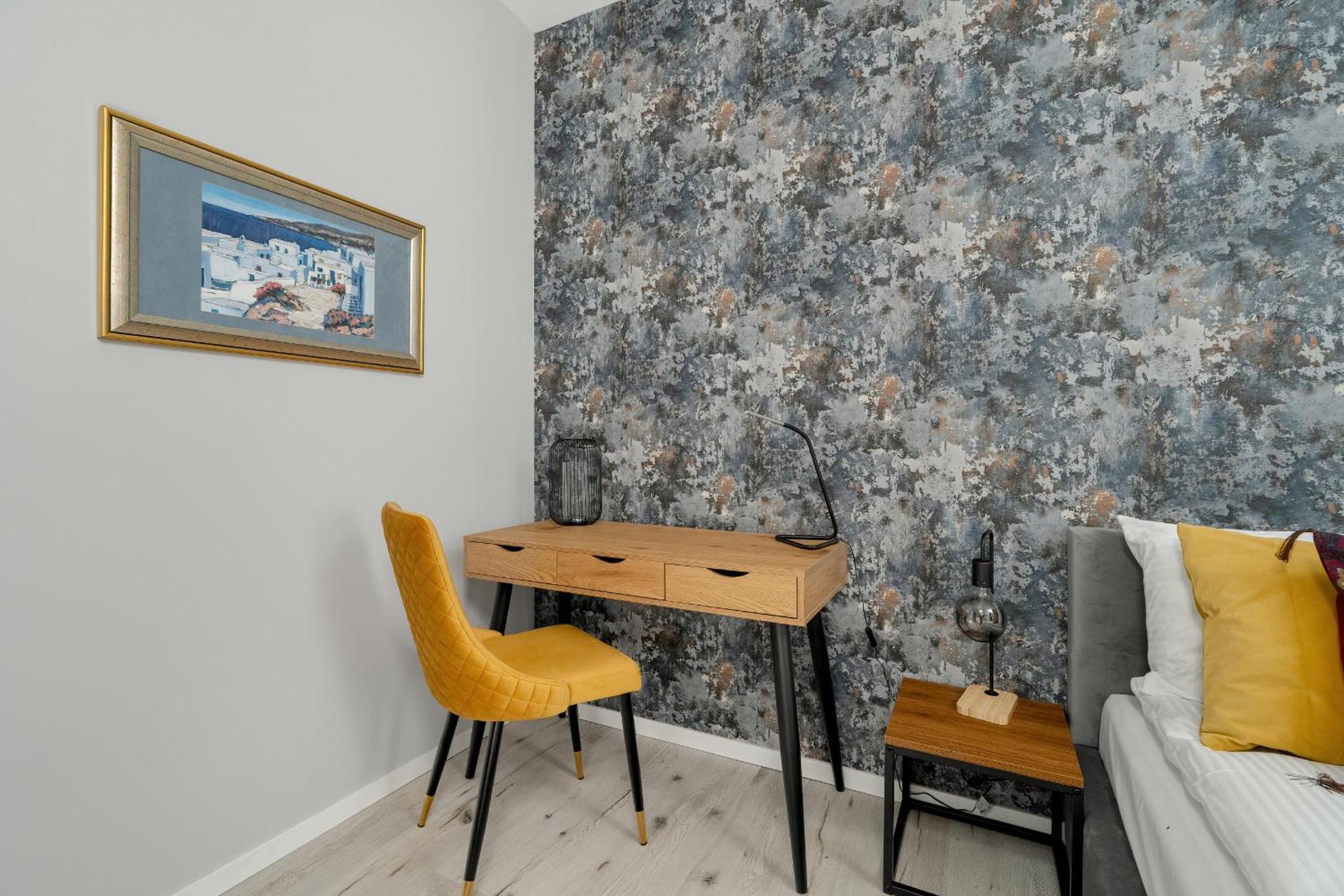 Apartment Beautiful With Balcony & Free Garage By Renters *