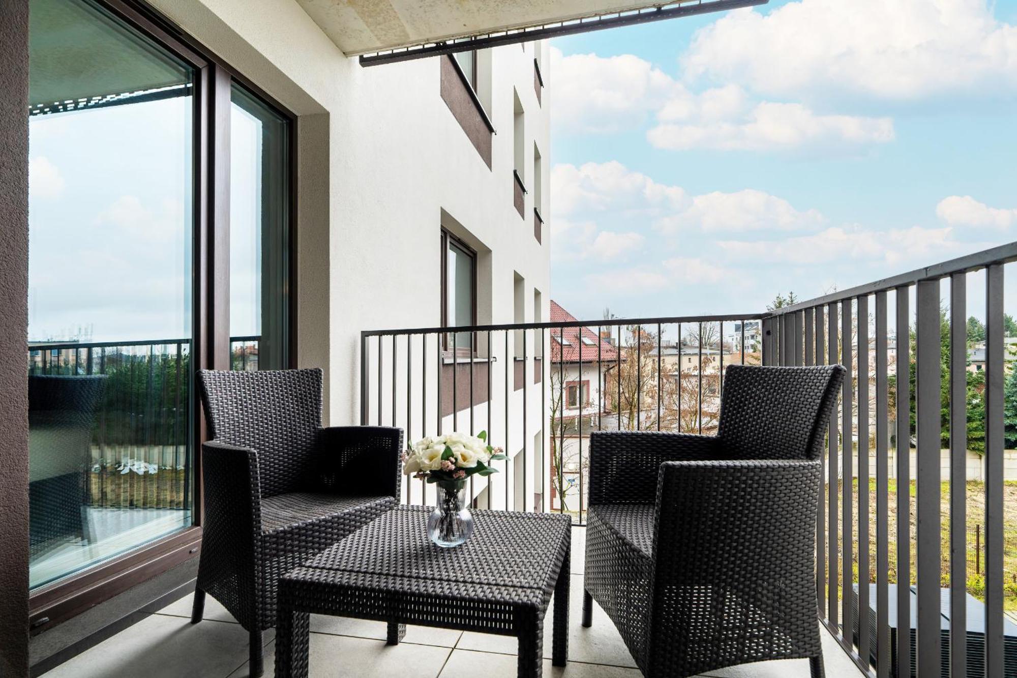 Beautiful With Balcony & Free Garage By Renters Apartment