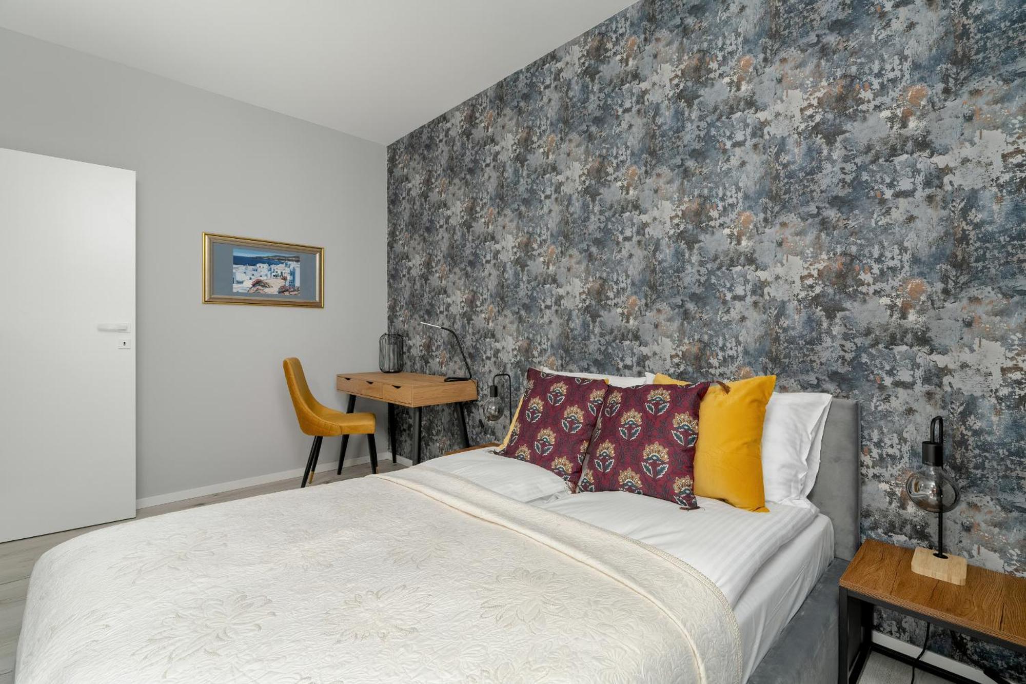 Beautiful With Balcony & Free Garage By Renters Poznan