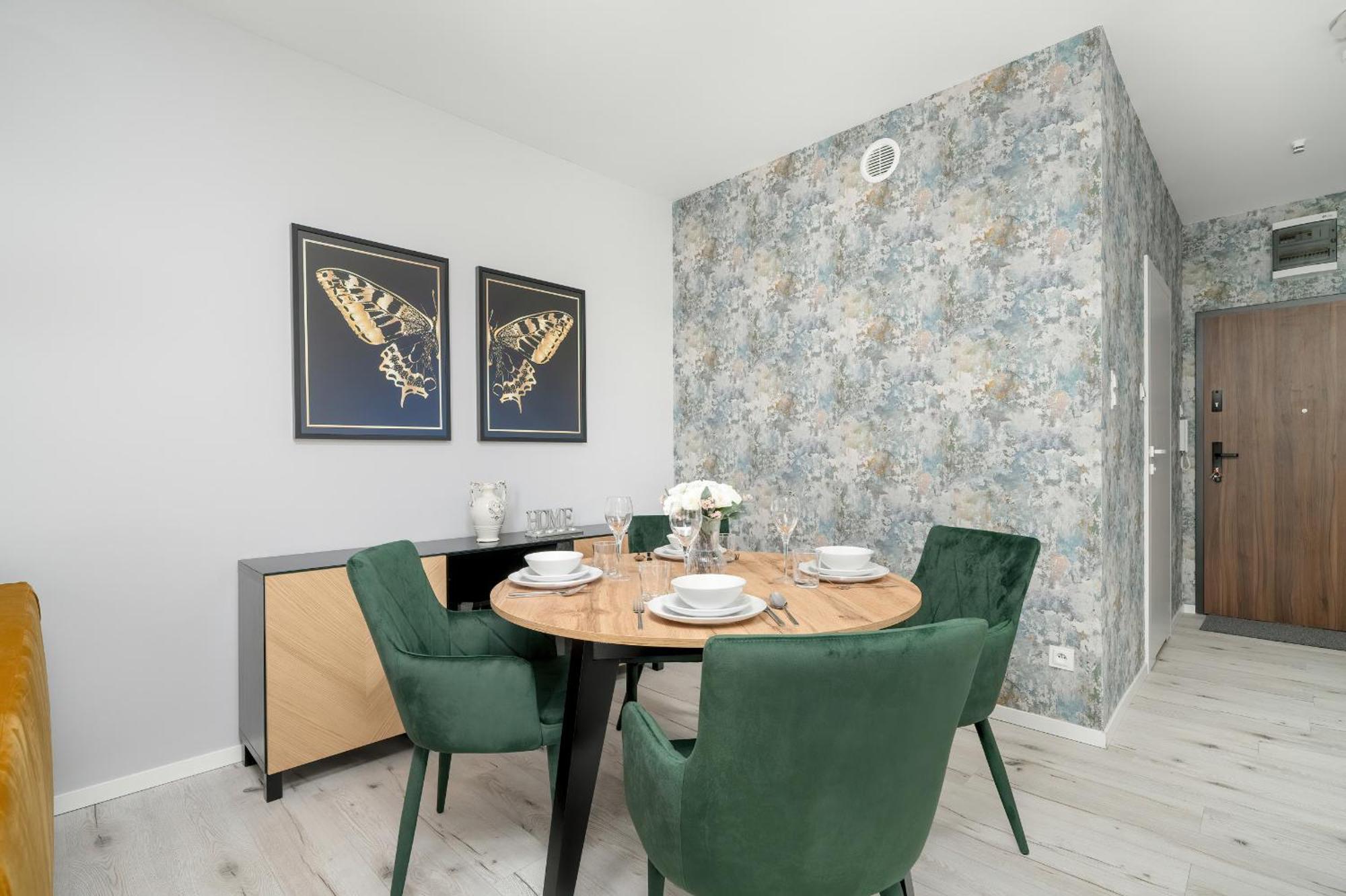 Beautiful With Balcony & Free Garage By Renters Apartment